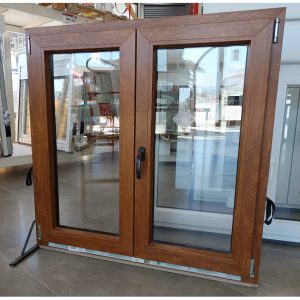 Ventana PVC Roble Dorado 2 Hojas Oscilobatiente 1130x1130mm c/Mosquitera